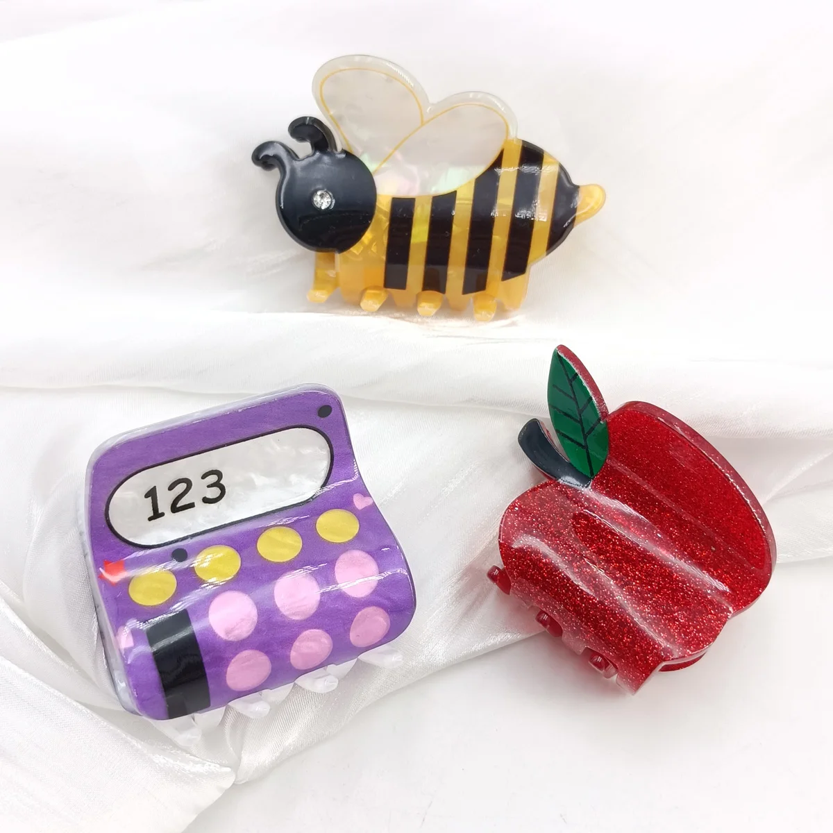 كارتون صغير لطيف من الأكريليك لموسم العودة إلى المدرسة دبوس شعر على شكل نحلة وتفاح وآلة حاسبة، مخلب شعر صغير #1