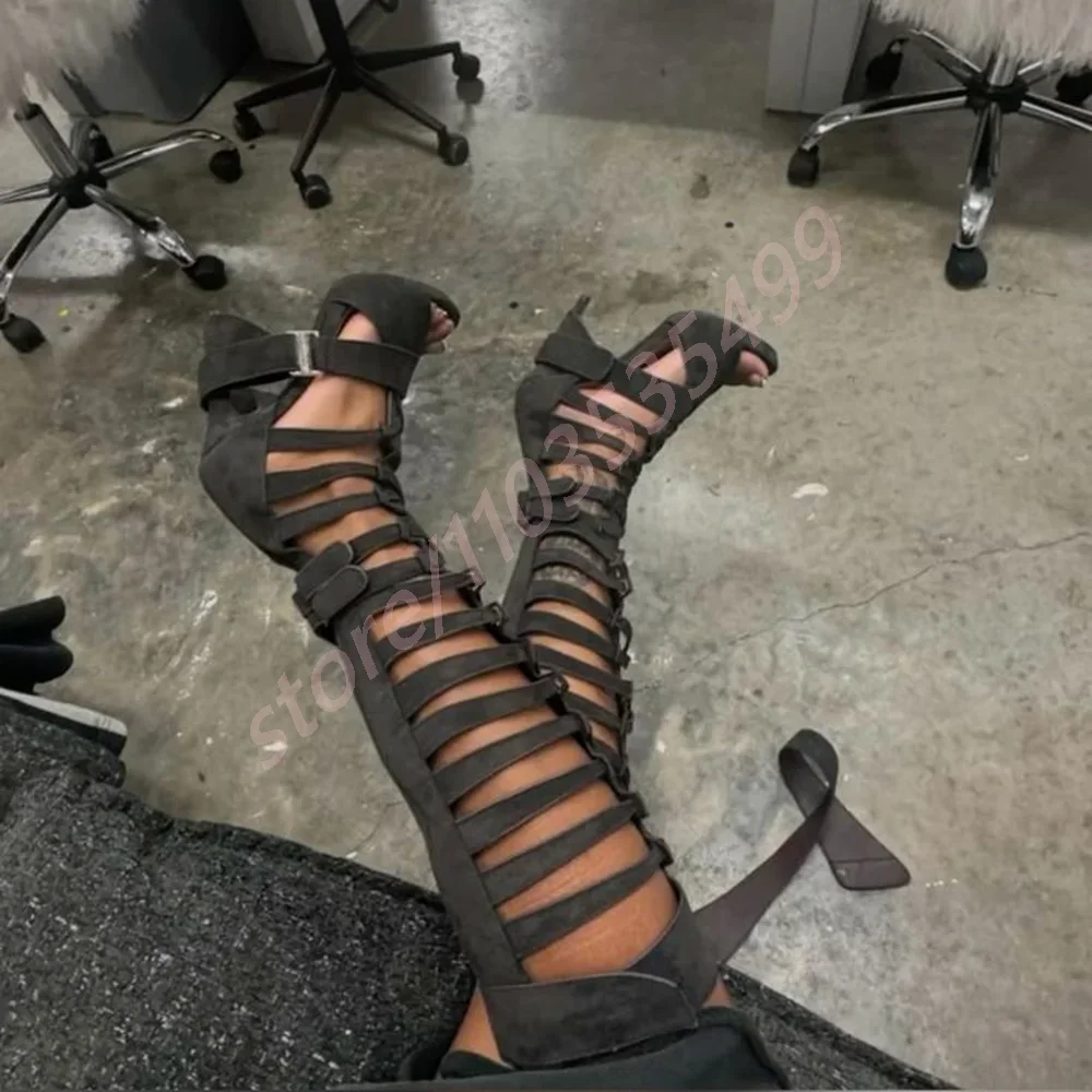 

Белые полые римские ботинки с пряжкой на ремне, новинка 2025, пикантные модели для подиума, модные женские вечерние повседневные высокие сапоги до колена на толстом каблуке