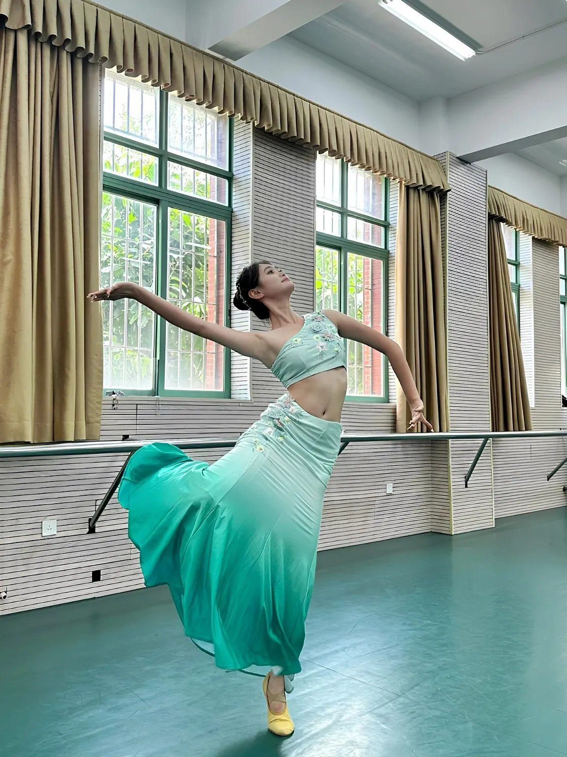 Girls' children practice gradient fish-tail skirt peacock dance ethnic performance costume art examination performance clothing
