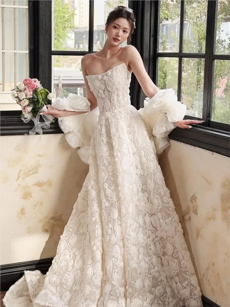 ชุดเดรสสีขาวผ้าทูลล์ลายดอกไม้แบบไม่มีสายสำหรับงานเลี้ยง