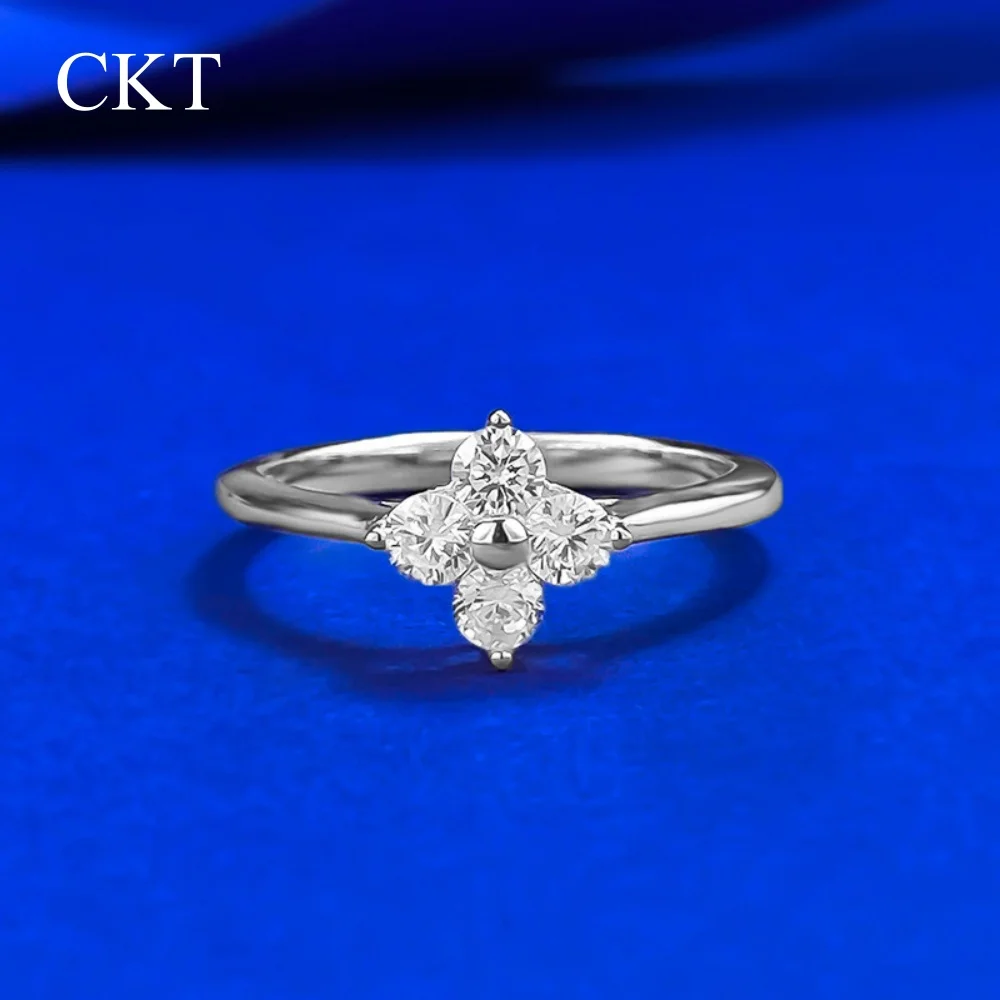 

CKT Новое кольцо из стерлингового серебра 925 пробы, изысканное кольцо Lucky Clover с французским четырьмя листьями клевера с муассанитом и стильными ювелирными изделиями