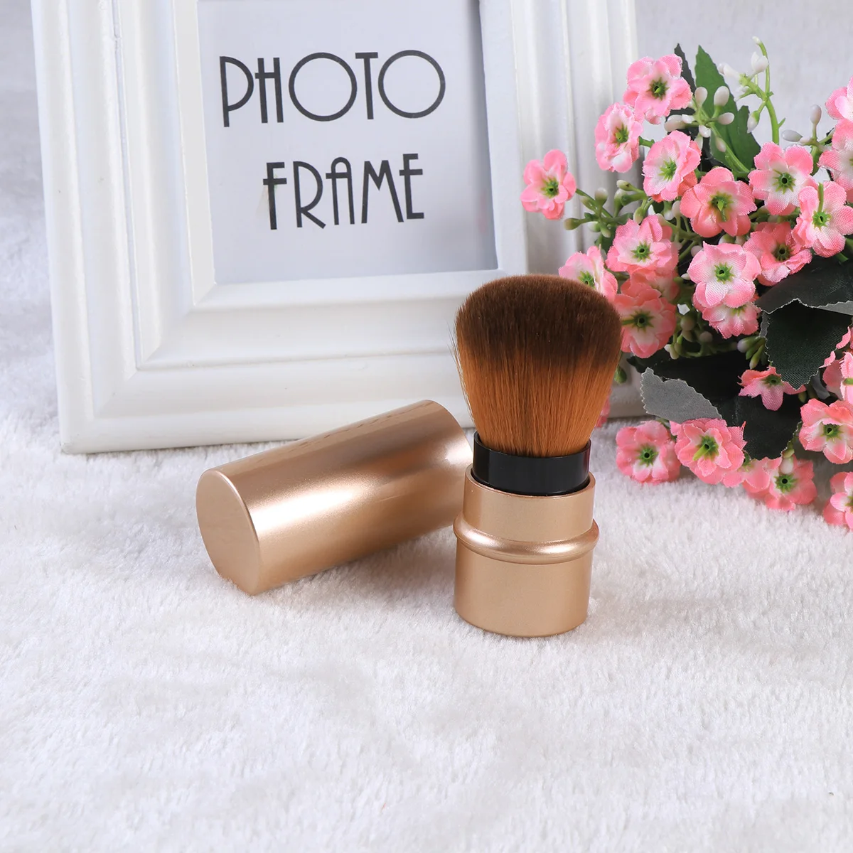 Mini szczoteczka do twarzy z wysokiej jakości syntetycznym włosiem do pudru, podkładu, mineralnego różu, lekka i łatwa do przenoszenia.