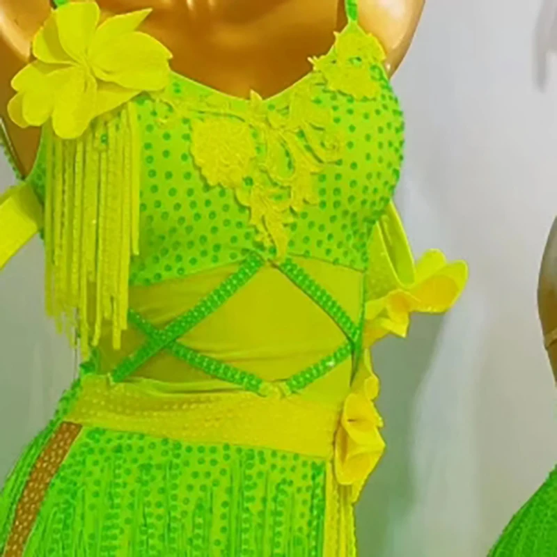 Hochwertiges, maßgeschneidertes, zweifarbiges, gespleißtes Quastenrock-Träger-Cha-Samba-Performance-Diamantkleid für lateinamerikanische Tänze