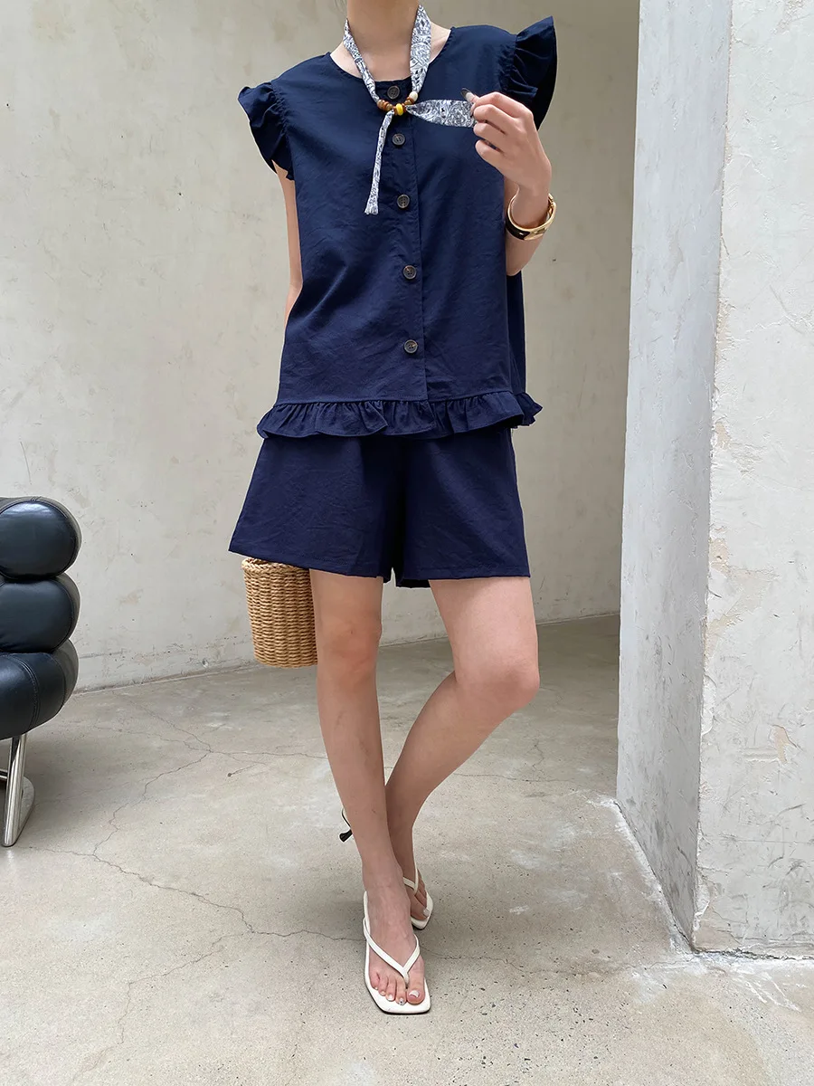 Sommerliches Damen-Set: Einfarbiges, ärmelloses Shirt mit Fungus-Edge-Details und kurzen Ärmeln sowie Shorts mit Kordelzug. – Detail 24