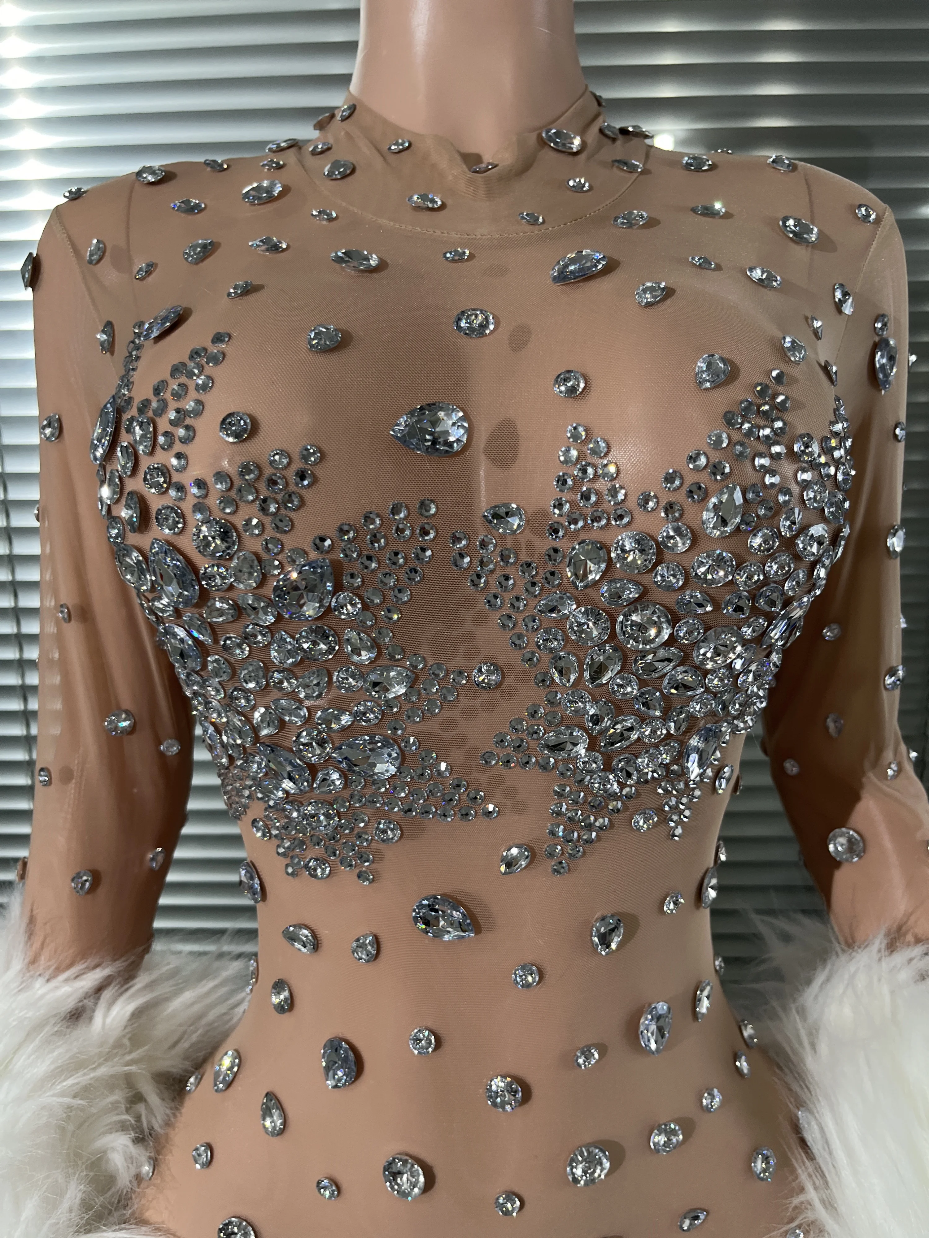 

Роскошный сетчатый прозрачный эластичный комбинезон с меховыми манжетами и бриллиантами, женский сексуальный костюм певицы для выступлений, ночной клуб, праздничные мероприятия