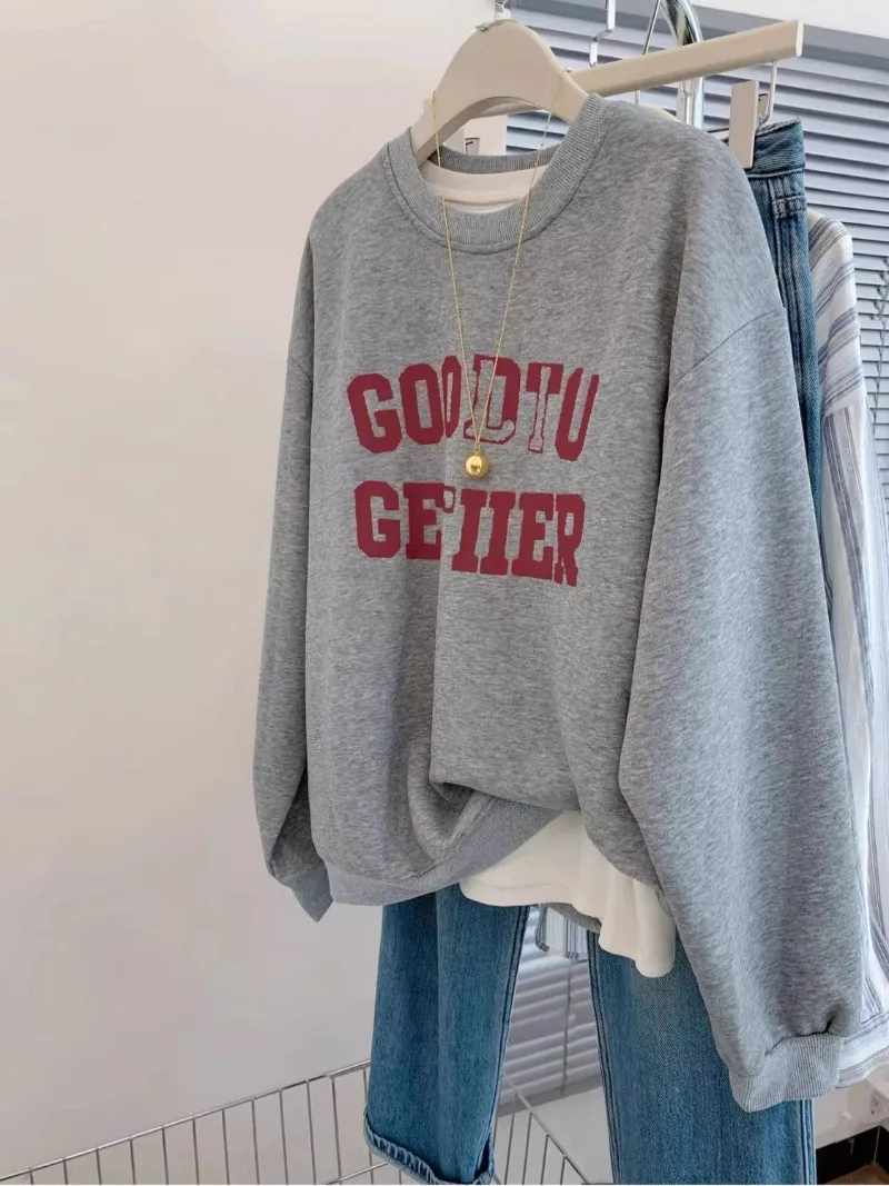 

Серая классическая универсальная женская одежда с капюшоном весной и осенью. Свободная универсальная одежда в ленивом западном стиле и топ длиной до плеч.