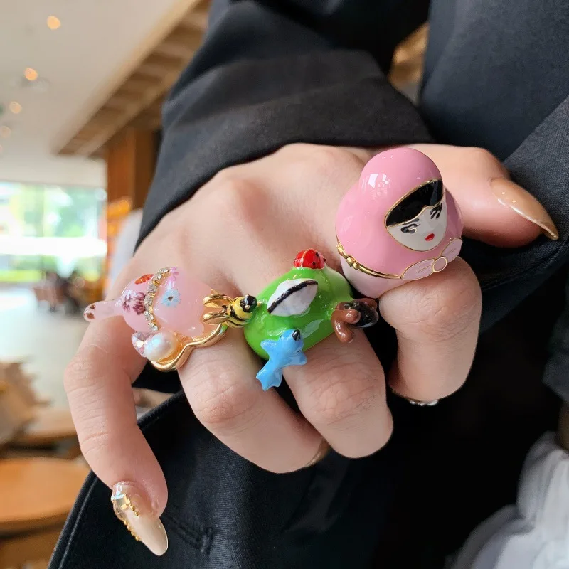 Öl tropfende Puppe, grüner Frosch, süßer und cooler Stapelring