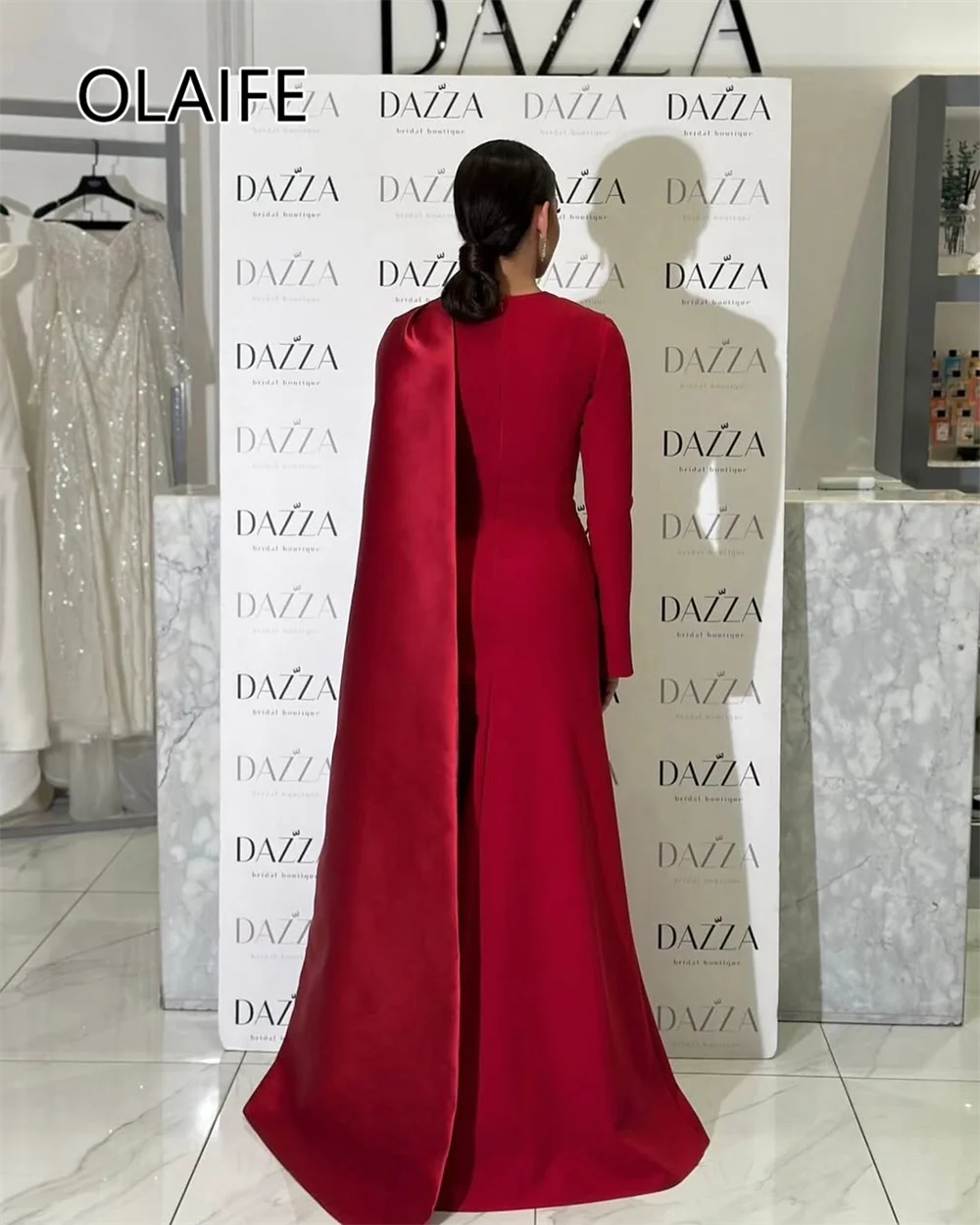 Bescheiden O-hals satijnen avondjurk Arabische jurk met lange mouwen schede vloerlange avondjurk voor dames met cape op maat