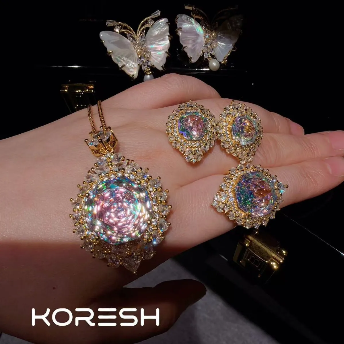 

Женский винтажный комплект украшений: серьги-гвоздики с розами и кольцо-подвеска