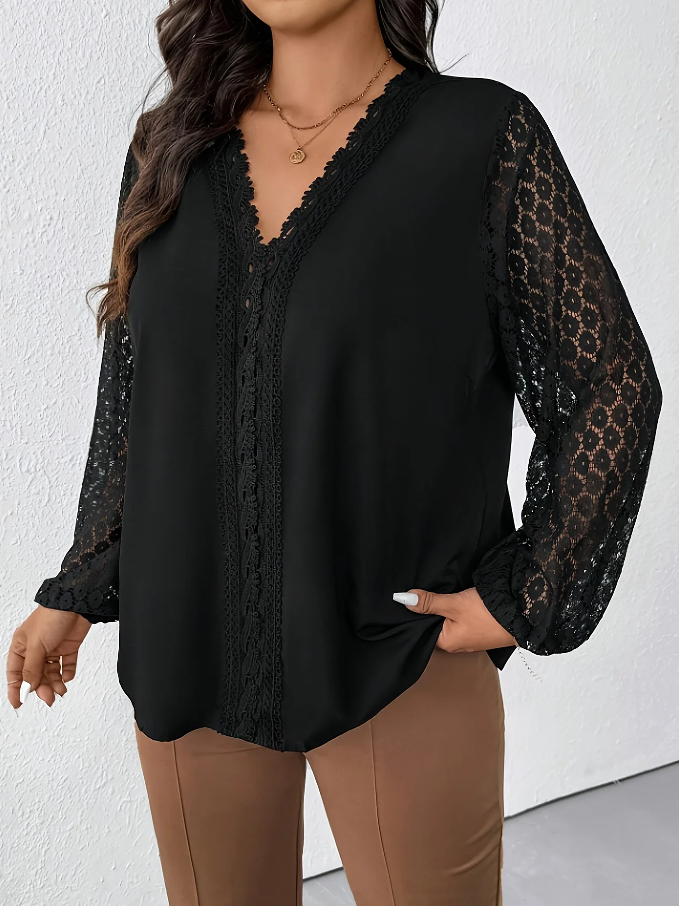 

Европейская и американская осень-зима 2025, новая однотонная футболка во французском стиле с кружевными рукавами-фонариками, свободная футболка с крестом, женский топ