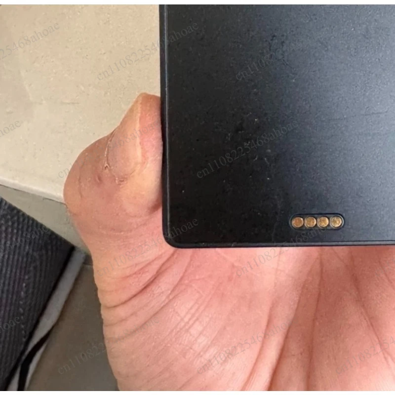 The packaging box and charging accessories are all included. The black screen has no scratches and the buttons are normal