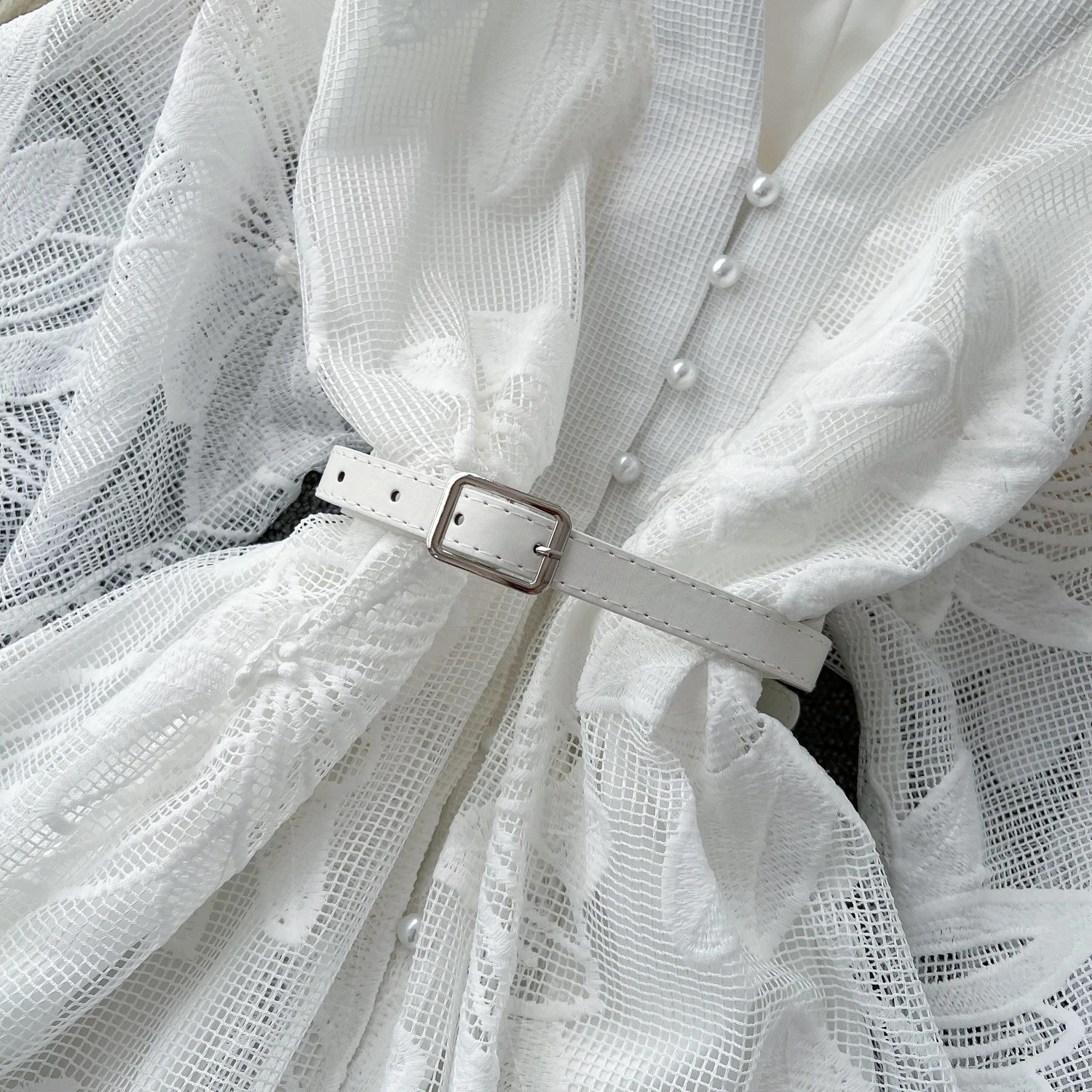 Sommer-elegantes Kleid mit weißem Saum für Damen, Mesh, aushöhlen, Glockenärmel, Gürtel, Peal-Knopf, neu im Jahr 2022, schicker Urlaub, Traf, weiblich