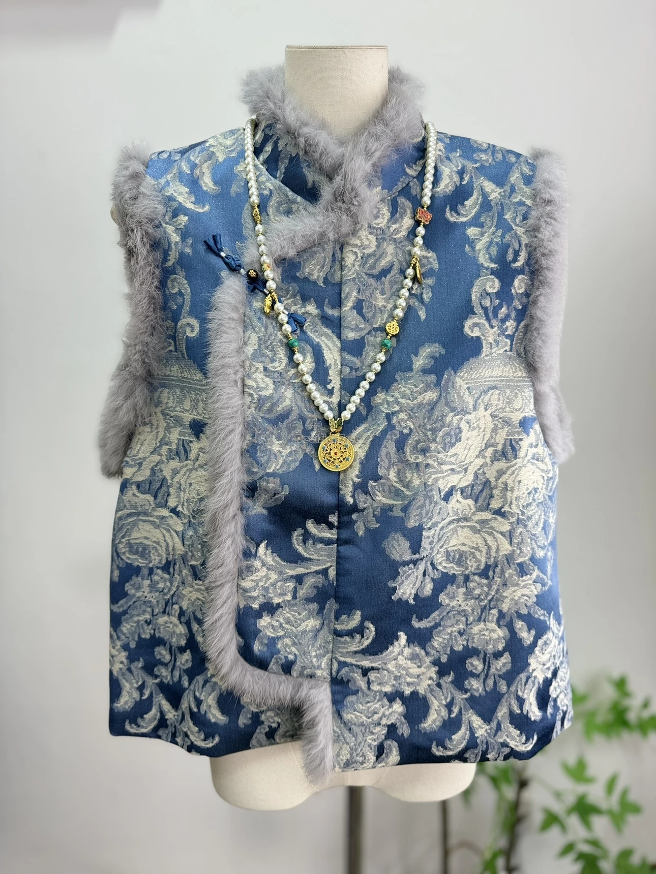 

2025 new winter chinese improved retro fashion style genuine fur vest women sleeveless stand collar tops cotton choengsam vest