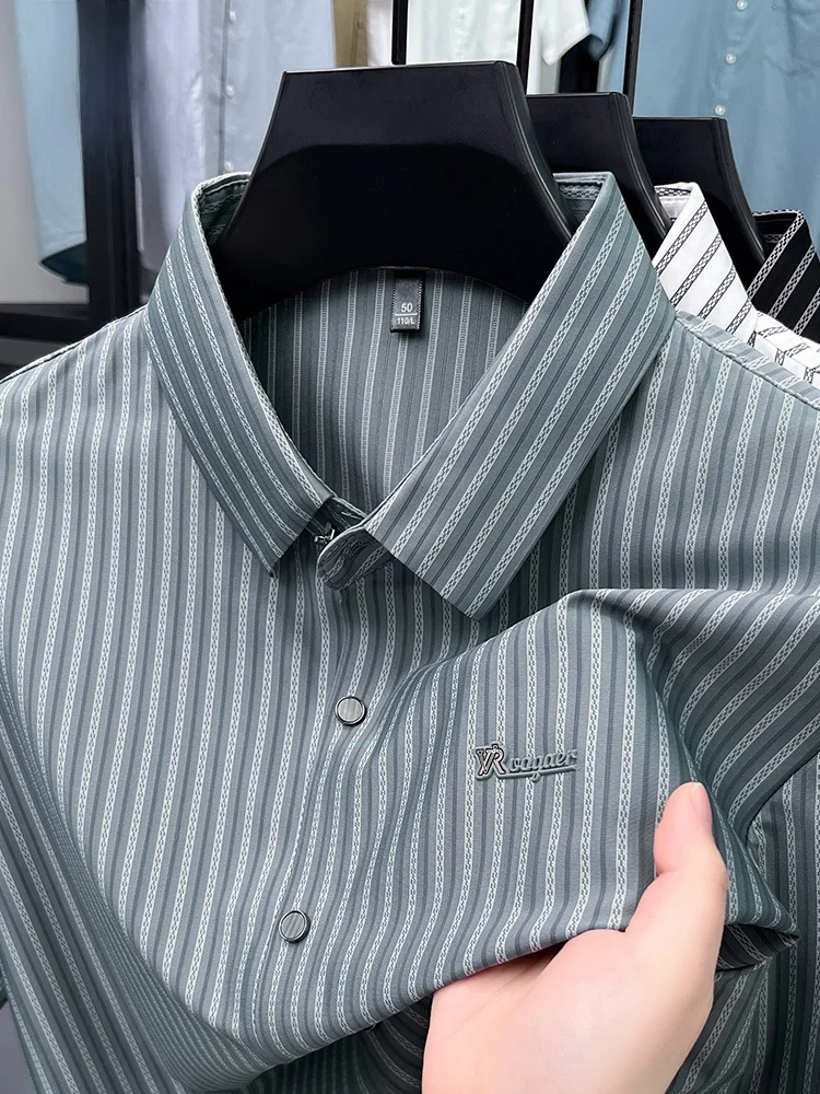 

Новая летняя мужская рубашка Lormen в деловом стиле, в полоску, с коротким рукавом, свободного кроя, повседневная, модная, дышащая, с воротником-стойкой