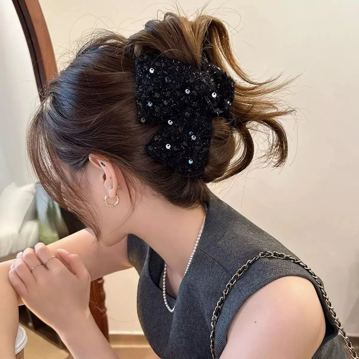 Stilvolle und elegante schwarze Haarspange mit Pailletten in Dreiecksform – perfekt für halb hochgesteckte Duttfrisuren und locker sitzende Pferdeschwänze – Detail 1
