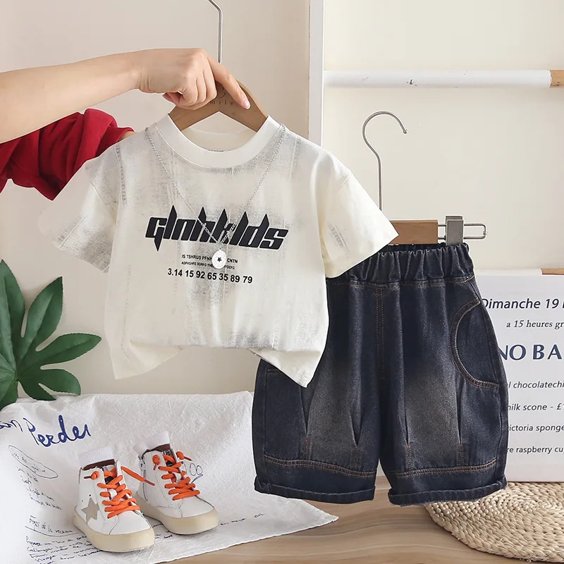 

Летний комплект детской одежды 2026: повседневный костюм для мальчиков (футболка с коротким рукавом с принтом Tie Dye и надписью + джинсовые шорты) для детей 0-5 лет