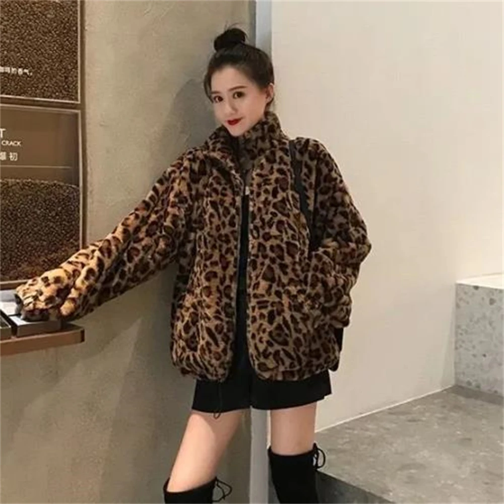 Jaket bulu wanita, pakaian luar hangat mewah versi Korea panjang musim dingin 2024 longgar bulu domba imitasi cetak macan tutul