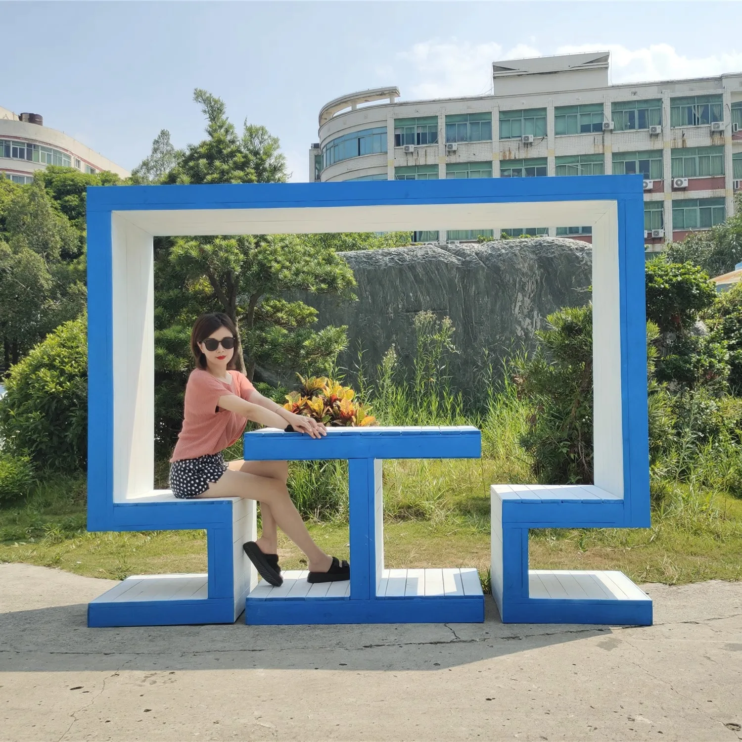 The product can be customized. Outdoor internet red clock in photo frame, seat decoration and decoration, sculptur