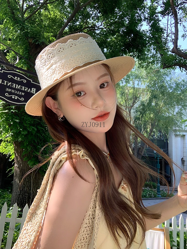 قبعة من القش المنسوجة من الدانتيل الفرنسي للسيدات في الصيف على شاطئ البحر والعطلات والحماية من الشمس وقبعة مسطحة من القش