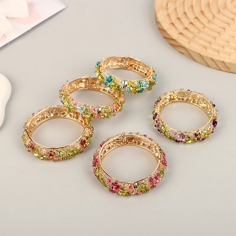 النمط الصيني رائعة الملونة العرقية نمط زهرة أساور سبيكة مخرمة النقش خمر أساور مفتوحة للنساء مجوهرات