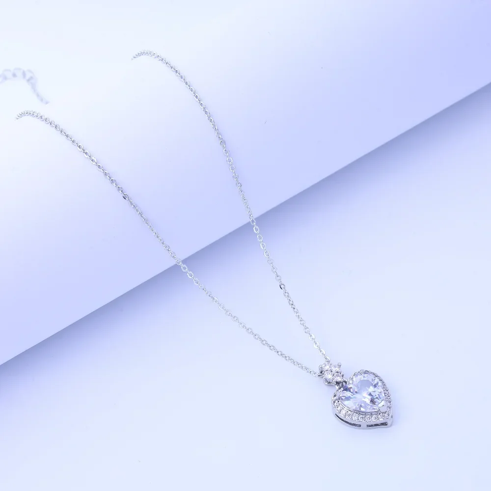 Bellissimo regalo per collana: pendente in zirconi stile corte retrò con diamanti, pietre preziose colorate e catena in acciaio al titanio, bordo trasversale