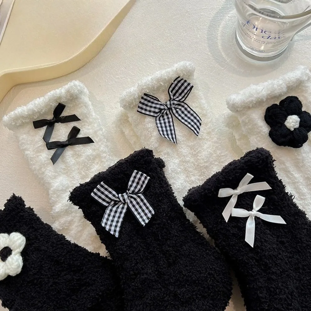6 Pairs of Randomly Assorted Styles of New Black and White Accessory Warm Socks, Thickened Fleece Sleep Socks for Autumn and Winter, Home Floor Socks, Maternity Socks, Women's Style