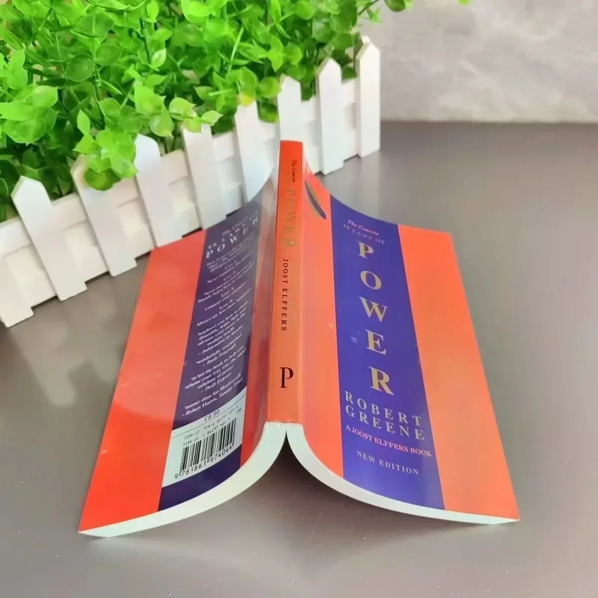 The Concise 48 Law of Power English Book, por Robert Greene, Social e Gestão, Social e Psicologia, Social e Psicologia