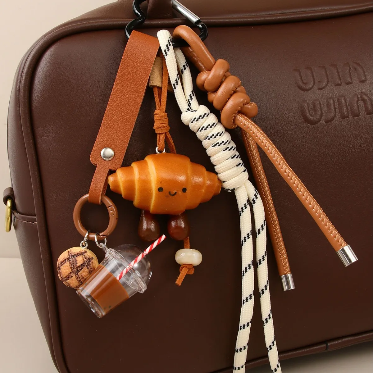Llavero y Colgante para Bolso con Diseño de Repostería Simulada (Pretzel, Croissant), Accesorio Único y Acogedor para Uso Diario y Decorativo
