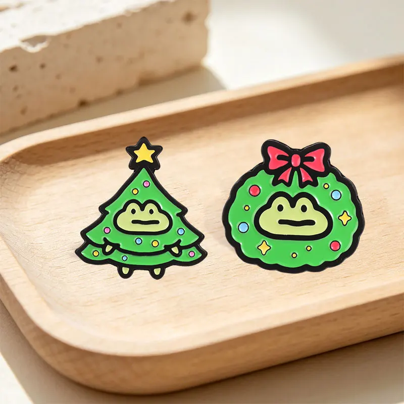 Cute Fruit Frog Enamel Pins Strawberry Banana Pear Frog Xmas Wreath Frog Kawaii Animal Brooches Lapel Badge Fashion Jewelry Gift