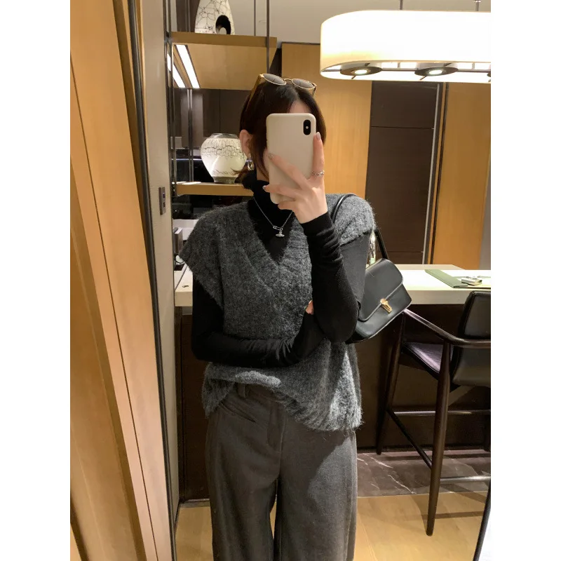 

Early Autumn Minimalist Outfit Gray Knitted Vest Sweater Women New Autumn High-End Elegant Top