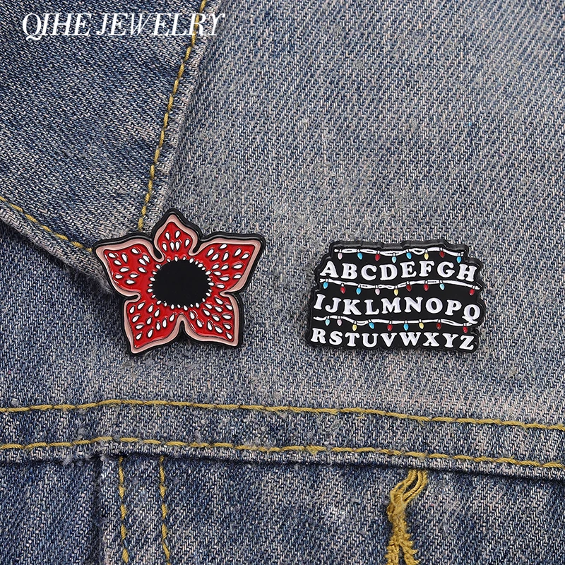 Broszki z motywami filmów sci-fi i horroru, emaliowane przypinki, czerwone kwiaty kanibala i 26 liter alfabetu angielskiego, broszki, odznaki na plecak, przypinki do klapy, biżuteria, prezenty.