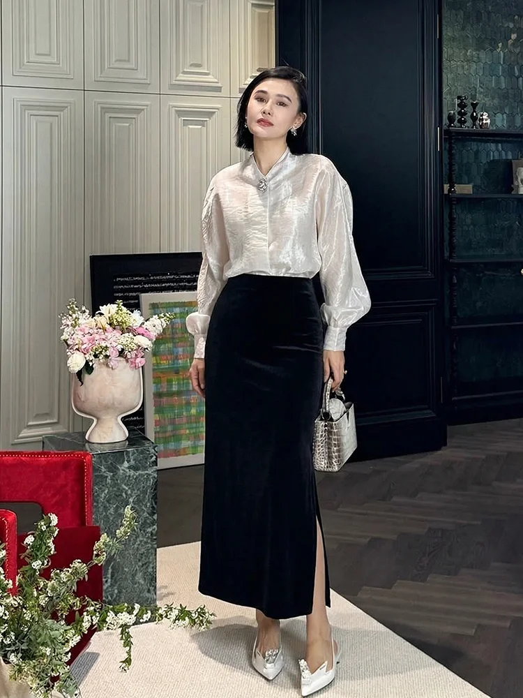 

Yuan Yiling Velvet Letter Half Skirt High Waist Long Black Versatile Premium Feel 2026 Spring Summer Collection