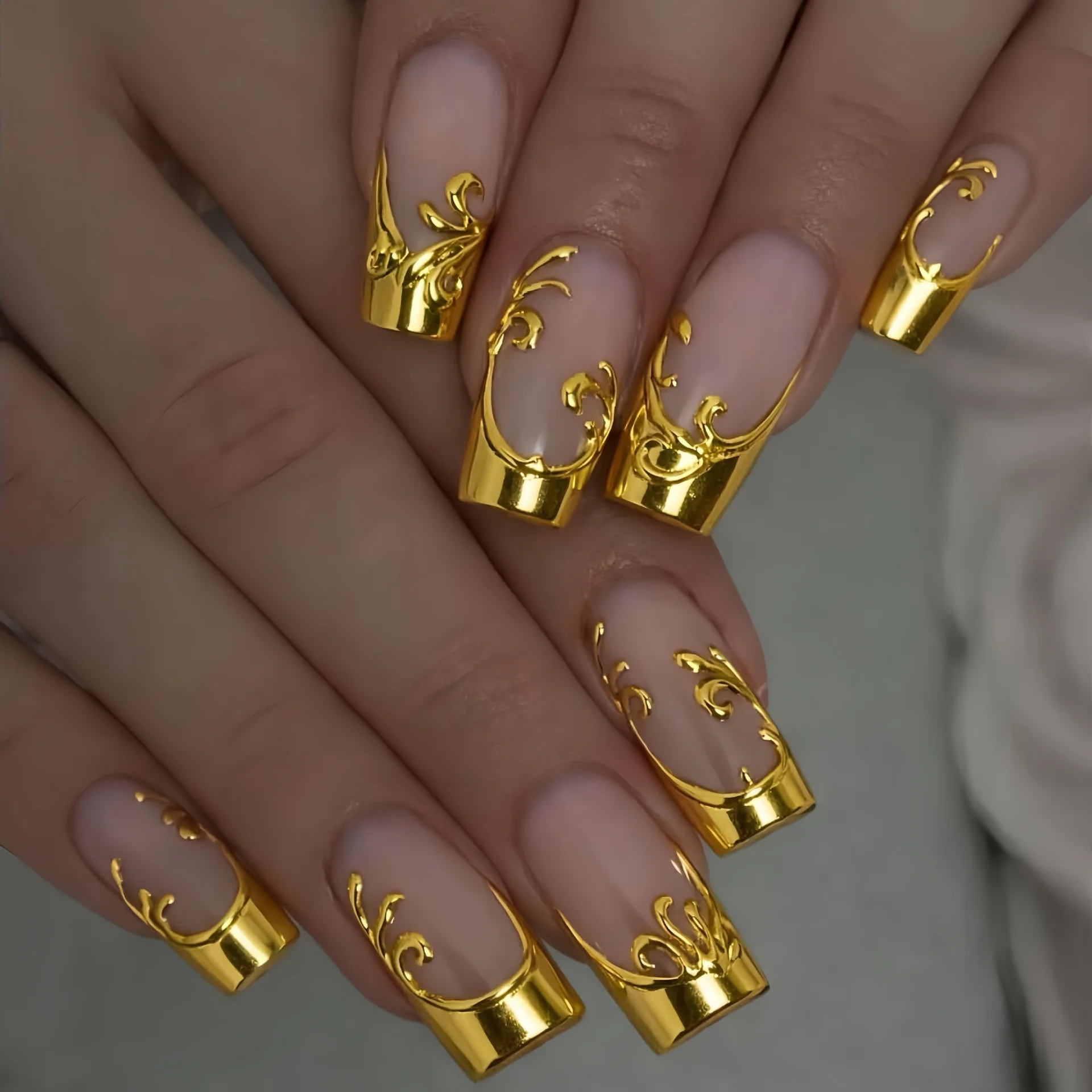 Faux ongles mi-longs pour femmes, forme carrée, couleur nude, dorure dorée, motif floral, couverture complète, réutilisables, à pression, ongles artificiels