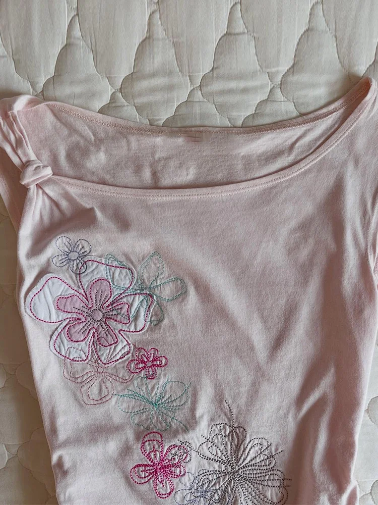 플로럴 오리지널 레트로 유니크 아름다운 어깨 노출 핑크 슬림핏 반팔 티셔츠 여성 니치 디자인 여름 코튼 캐주얼 탑