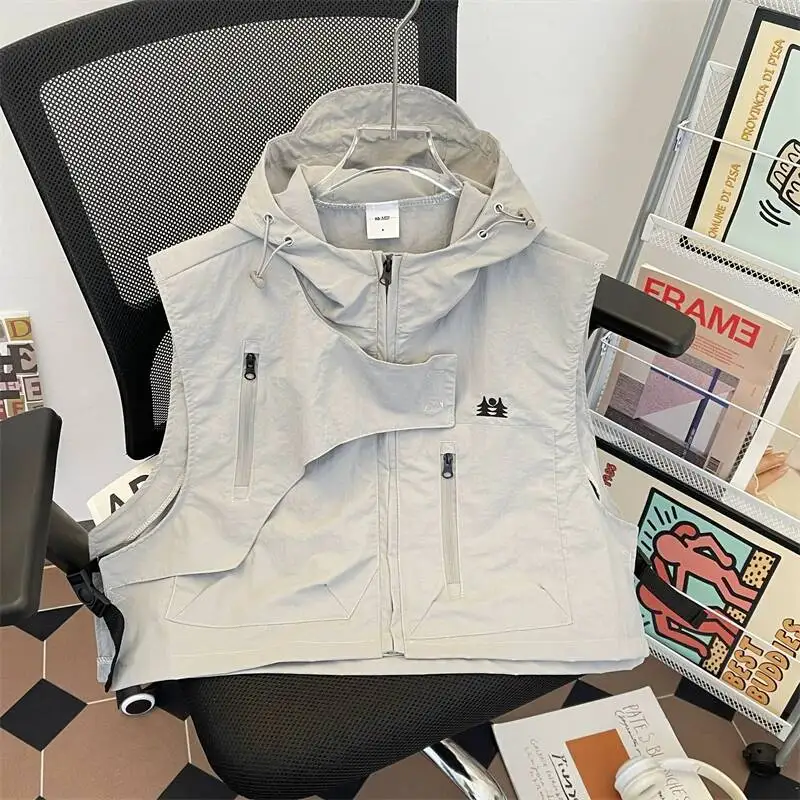 

2026 New Mountain Style Outdoor Short Hooded Vest Men American Tactical Functional Heavyweight Sleeveless Loose Coat Jacket