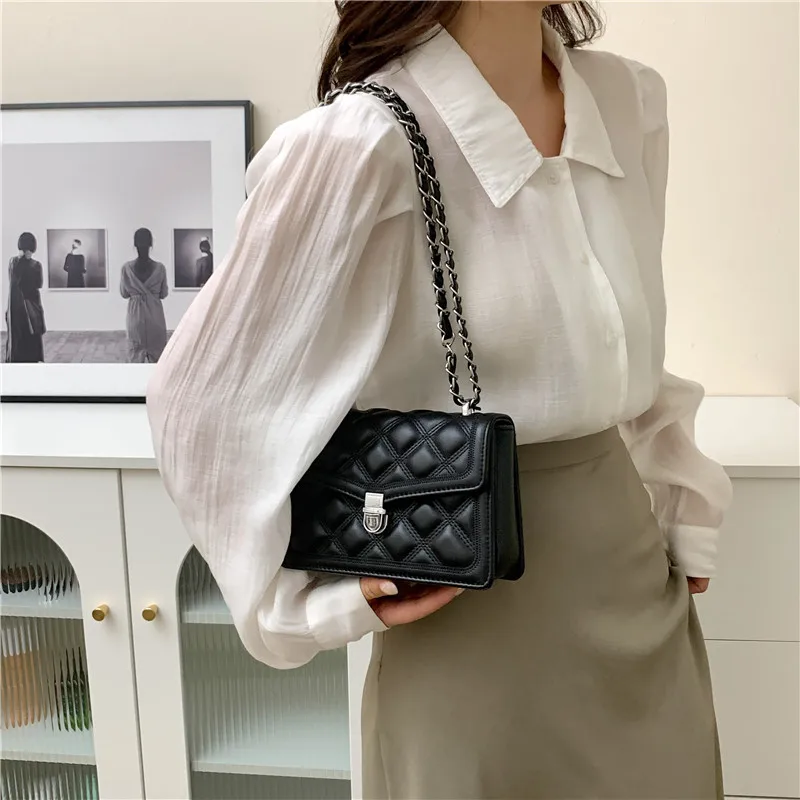 This year's popular chain bag bag 2024 new tide fashion shoulder women's bag four seasons fashion trend crossbody small square b