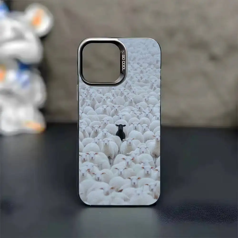 حافظة هاتف على الأغنام على المراعي لهاتف آيفون 17 16 15 14 13 12 11 Pro Max Plus غطاء أسود غير لامع فضي