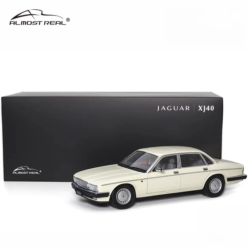 1:18 Jaguar Daimler XJ6 (XJ40) all-white, alloy static miniaturized car fashion play model, adult advanced collection pieces.