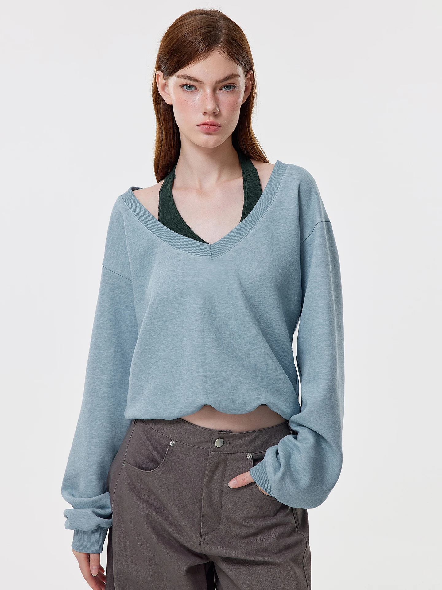 

Свитшот Monroo с V-образным вырезом и контрастными вставками, свободного кроя, с открытыми плечами, для женщин, удобный и стильный