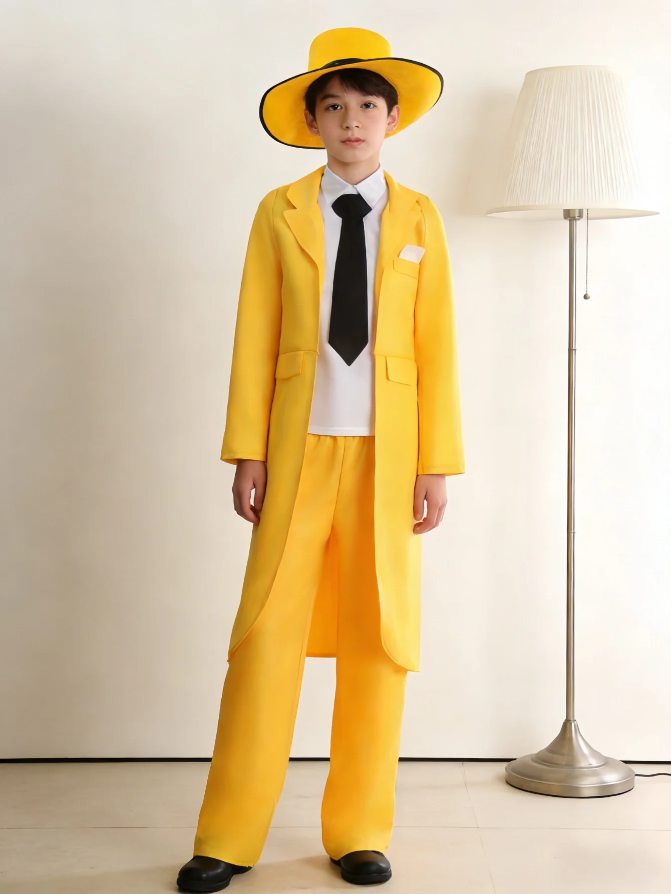 

Молодежный костюм для мальчиков: длинный кардиган + жилет с галстуком + брюки + шляпа. Топ имеет оригинальный дизайн с декоративными карманами спереди. Общий стиль — это смокинг. Подходит для школьных представлений, маскарадных балов и других мероприятий.