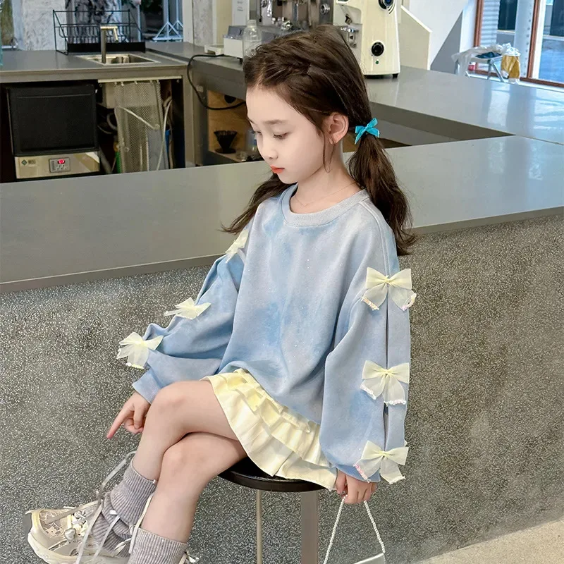 بلوزة بناتي للربيع والخريف بأكمام طويلة ورقبة دائرية جديدة بلون سادة مع فيونكة من الدانتيل ملابس أطفال عصرية وجميلة