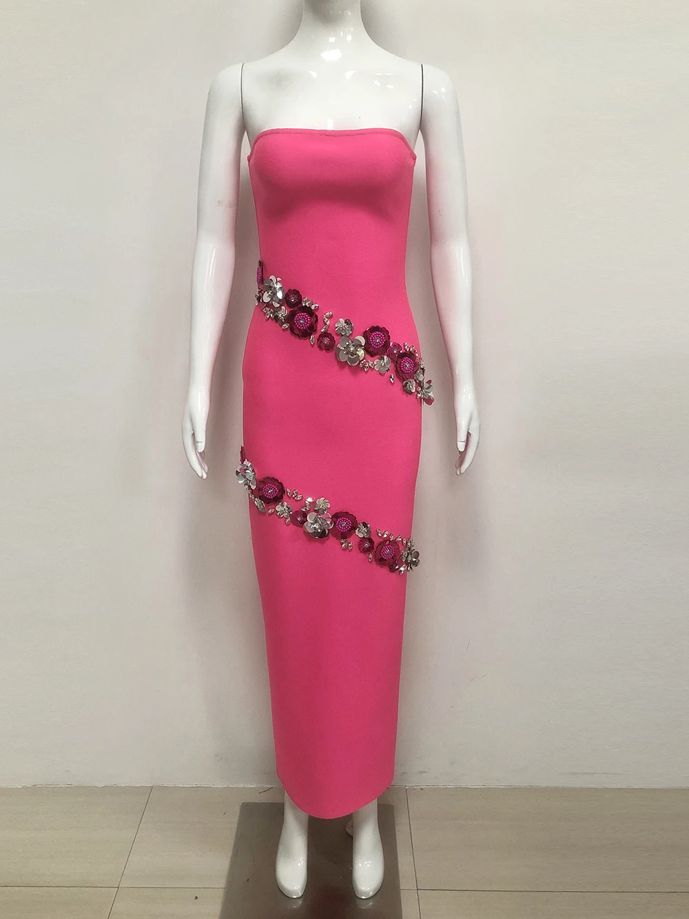 2025 Nuovo sexy senza spalline fatto a mano con perline fiore aderente lungo vestito dalla fasciatura donne eleganti abiti da sera di lusso per feste di compleanno