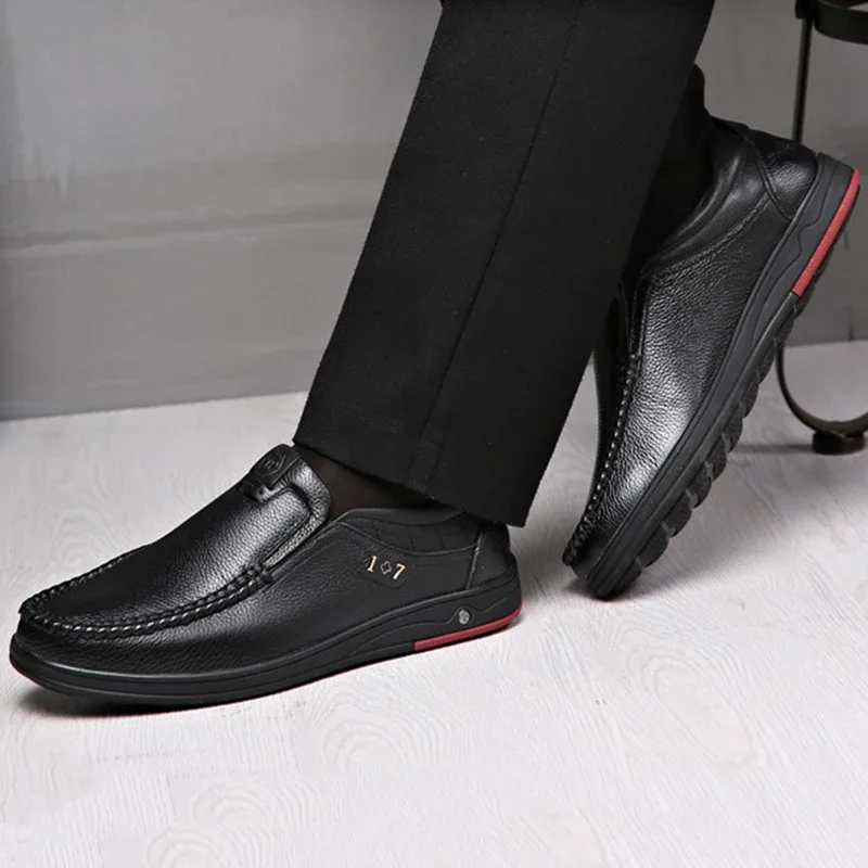 Sapatos masculinos de couro genuíno sapatos de couro formal para homens 2025 moda respirável sapatos casuais plus size 46 mocassins