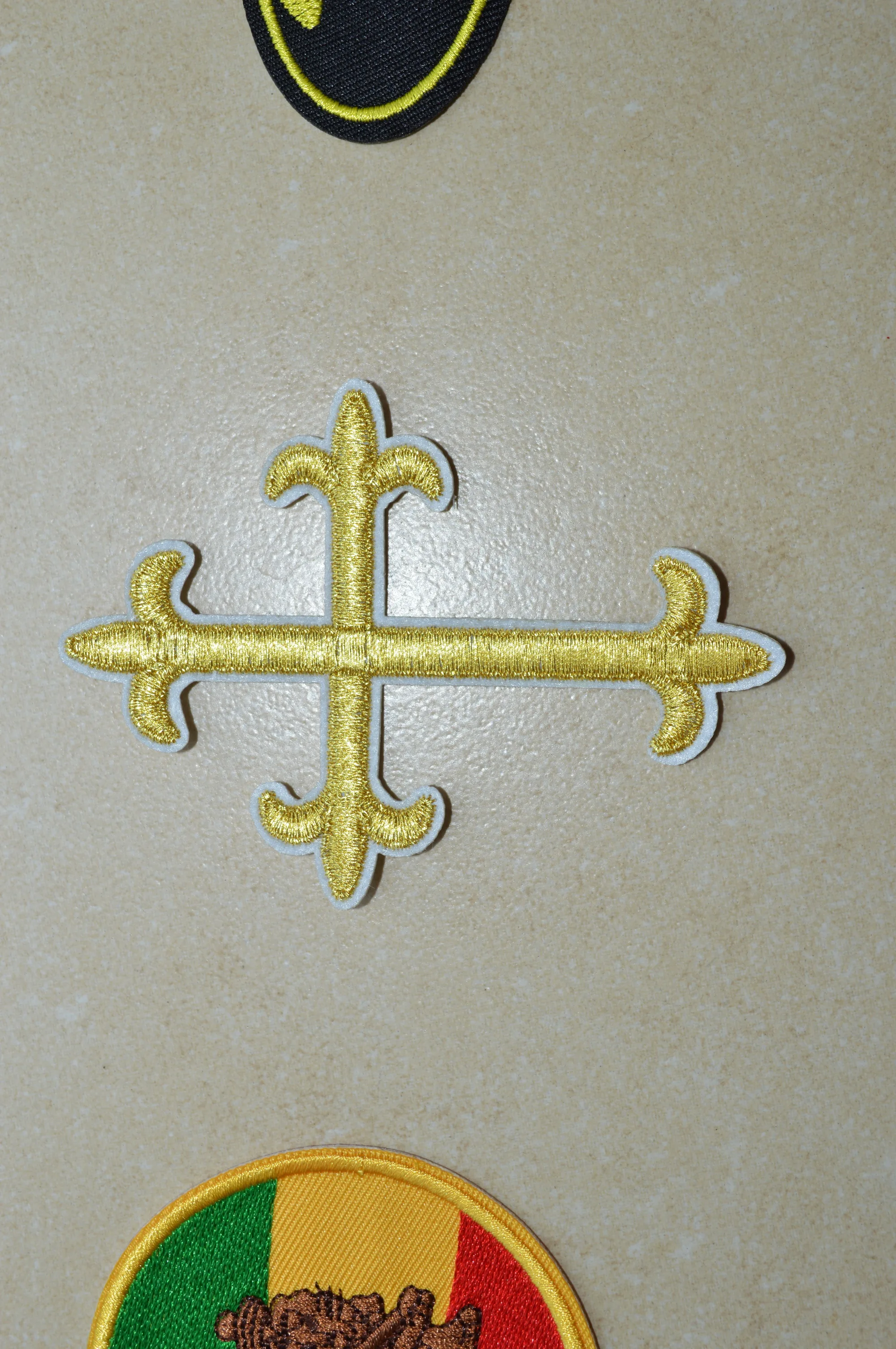 

1x Gold Religious Fleur De Lis Cross Iron On Embroidered Applique Patch Christ THERMOCOLLAN ワッペン (≈ 7.4 * 10 cm)