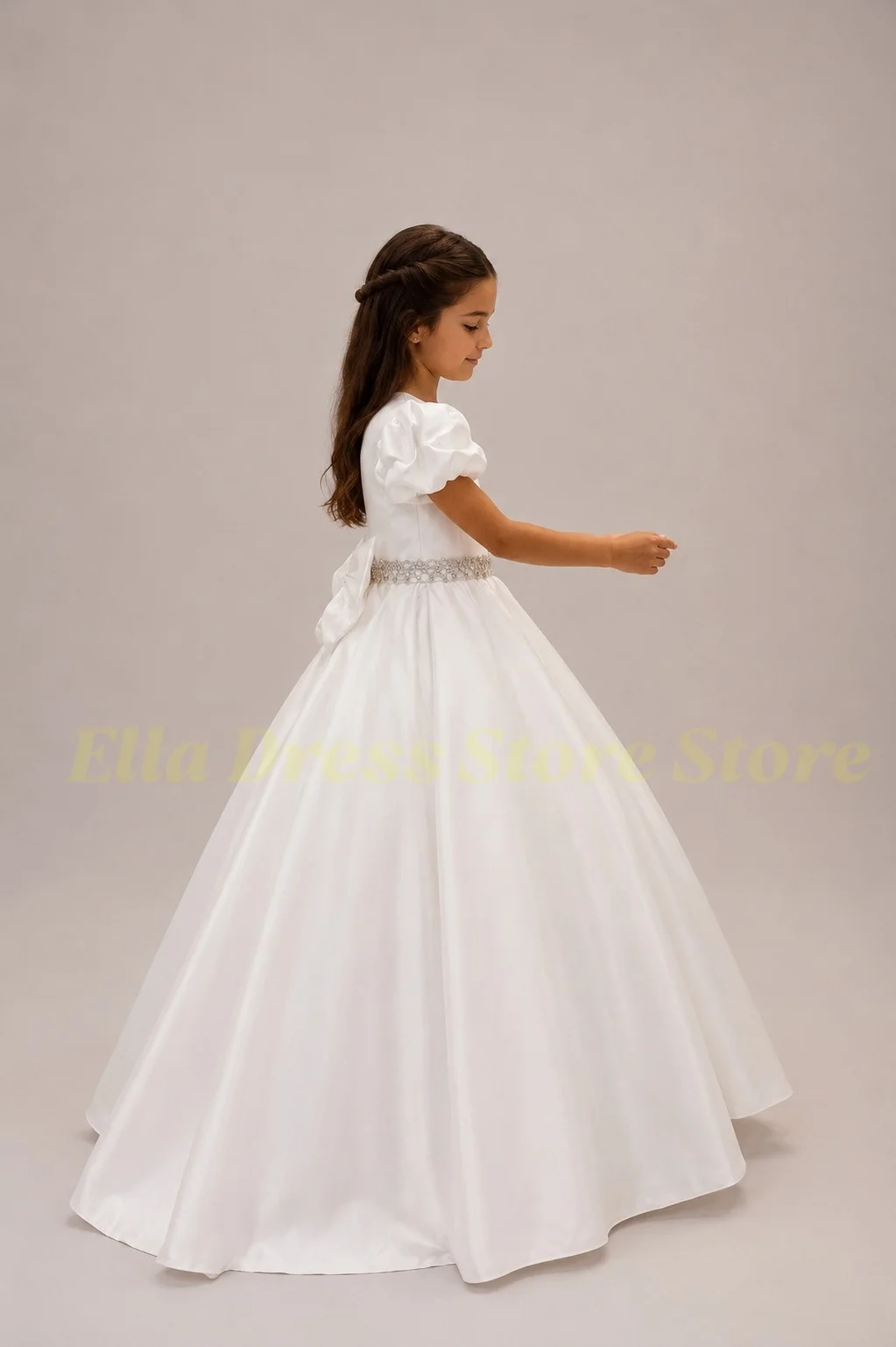 Hochwertiges weißes Satin-Blumenmädchenkleid für Hochzeiten, A-Linie, mit Perlenstickerei, Erstkommunionkleid, Kleid für kleine Brautjungfern, maßgeschneidert. – Detail 1