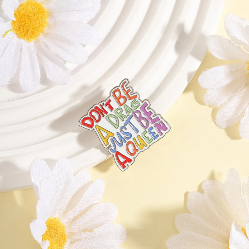 Don't Be A Drag Just Be A Queen Emaille-Pins, motivierende, freche Regenbogen-Zitate, Brosche, Rucksack- und Kleidungsabzeichen, Modeschmuck, Geschenk – Detail 11