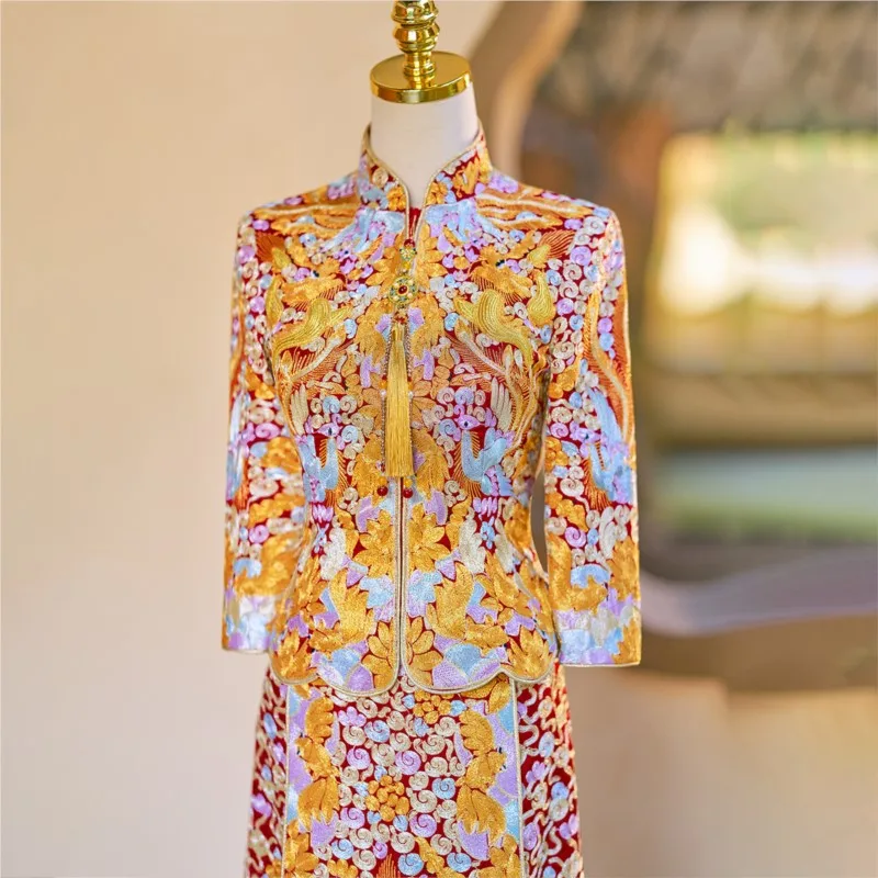 

The new style of Grand Five Blessings Dragon and Phoenix Wedding dress a Chinese-style in gold