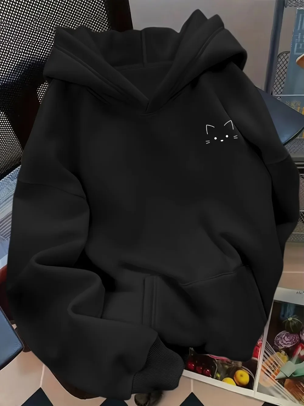 Minimalistischer Hoodie mit Katzenmotiv für Damen, schlichtes Sweatshirt mit kleinem Katzenaufdruck, modisches Freizeit-Sweatshirt, Harajuku-Stil, Unisex. – Detail 2