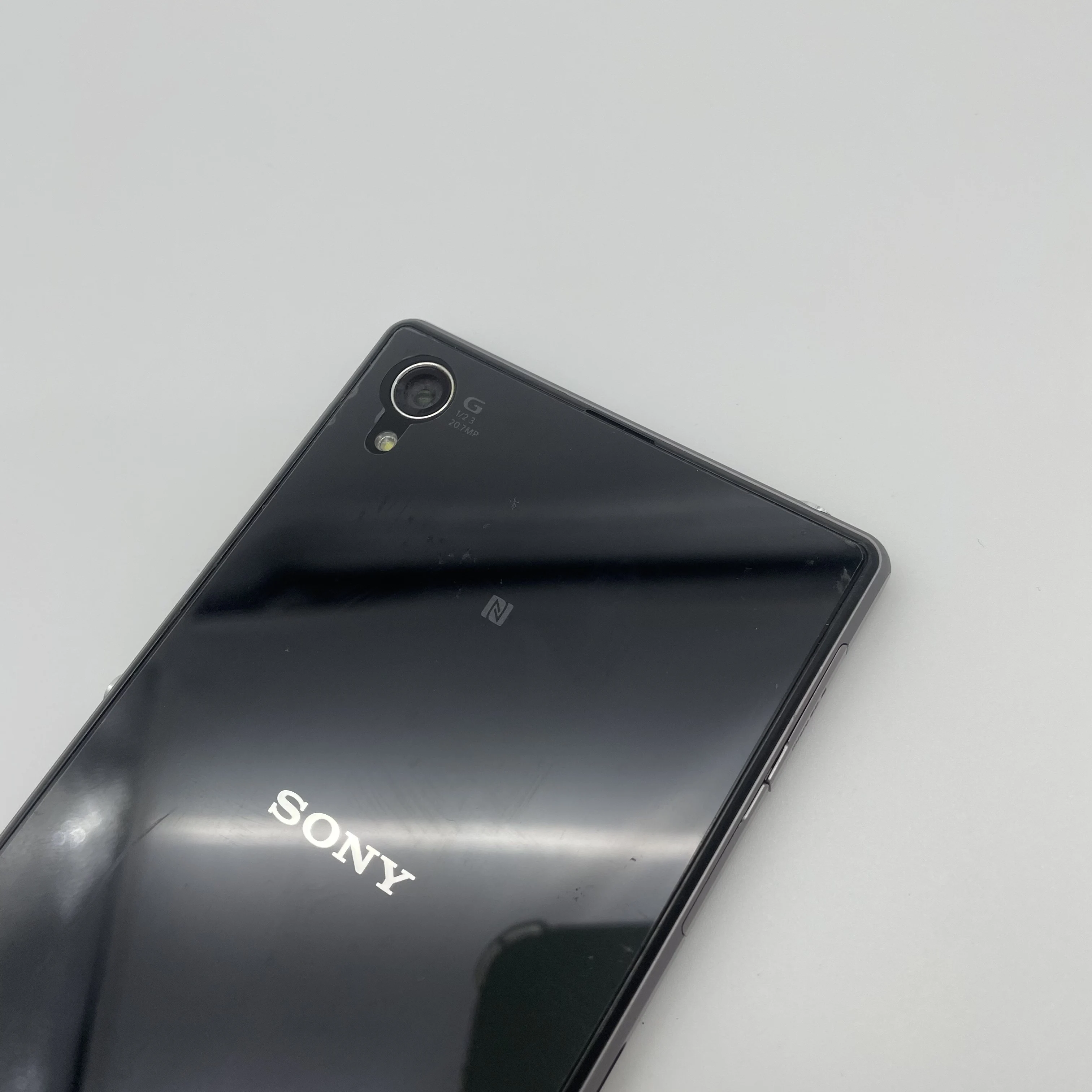 سوني اريكسون Z1 4G C6903/C6902 NFC بلوتوث 16 جيجابايت 2 جيجابايت رام 5.0 بوصة 20 ميجابكسل أندرويد 4.2 3000 مللي أمبير