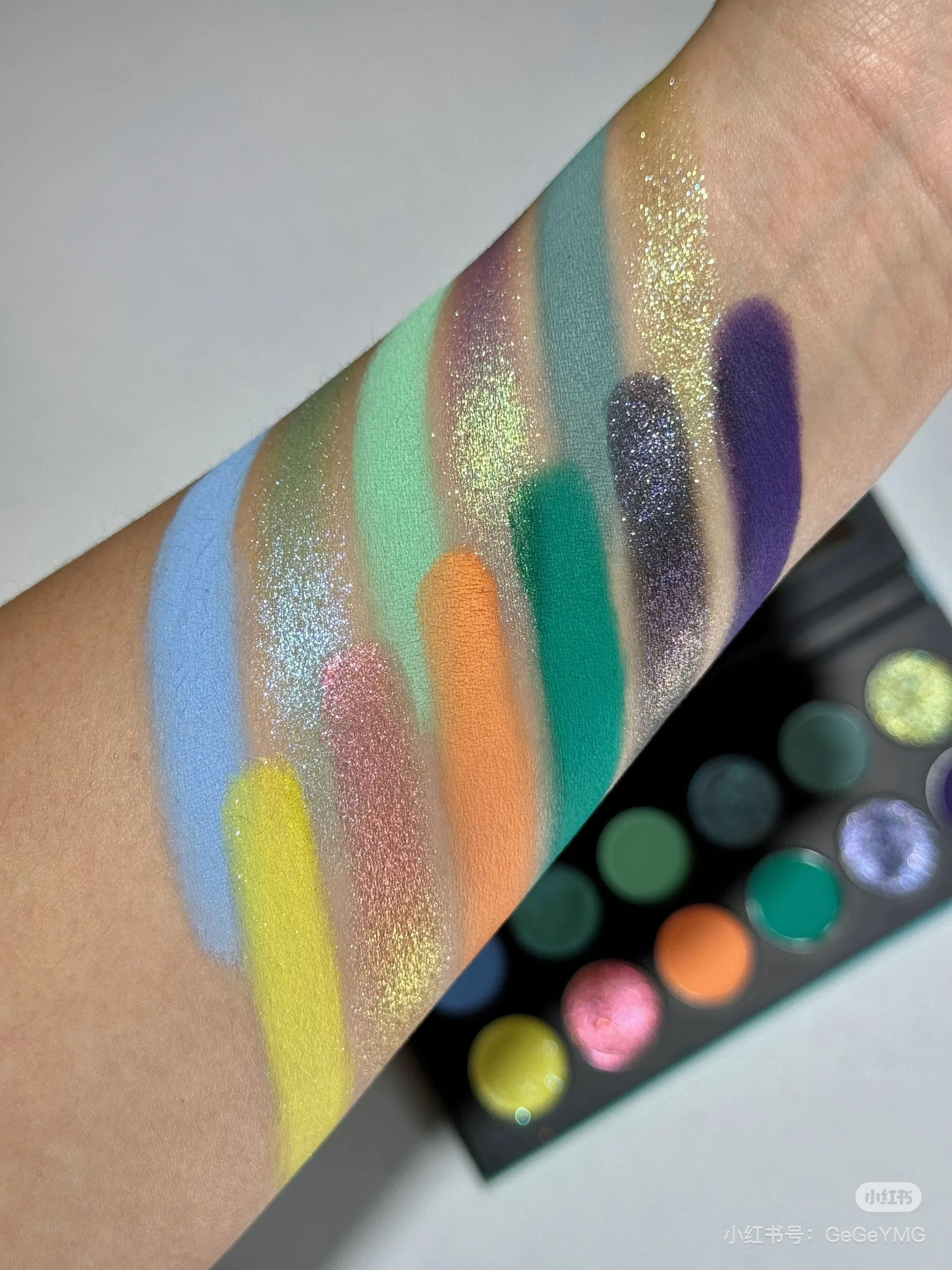 Paleta cieni do powiek HUAAXU Dionysus Dwanaście kolorów Delikatny połysk Matowy kameleon Kosmetyk do powiek